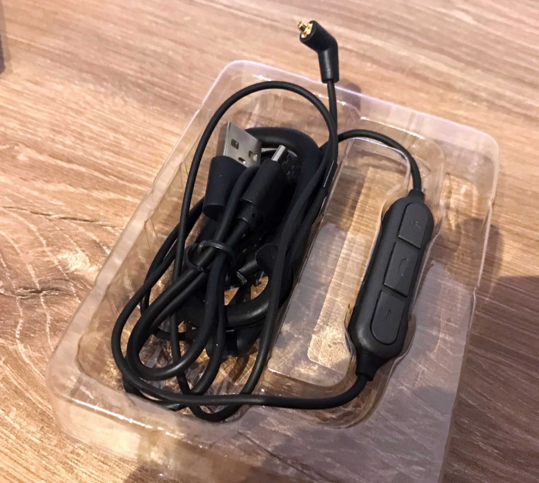 Verpackungsinhalt des LEAR BTC-01 Bluetooth Cables