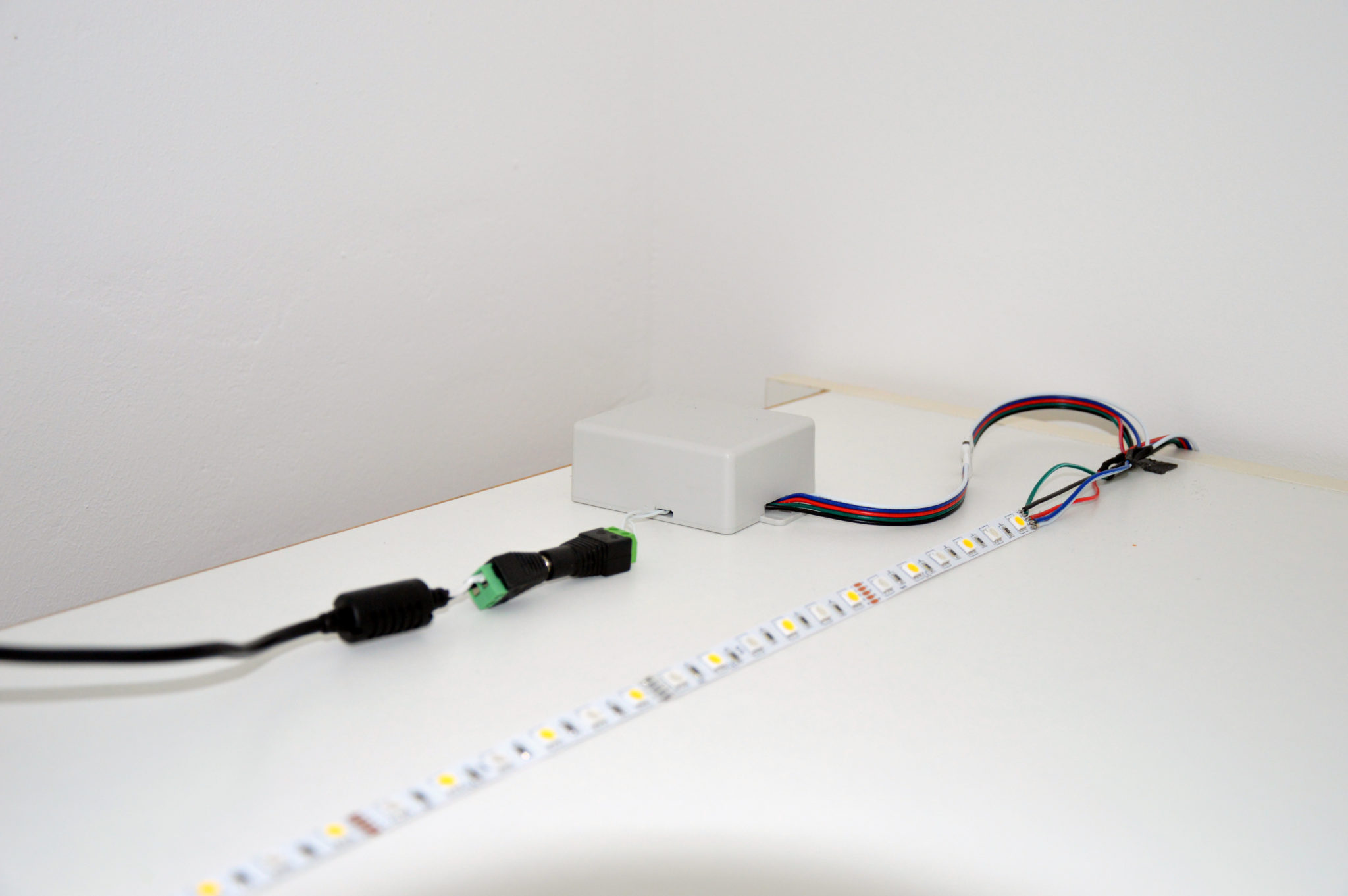 RGBWW LED Controller mit Netzteil und LED Streifen