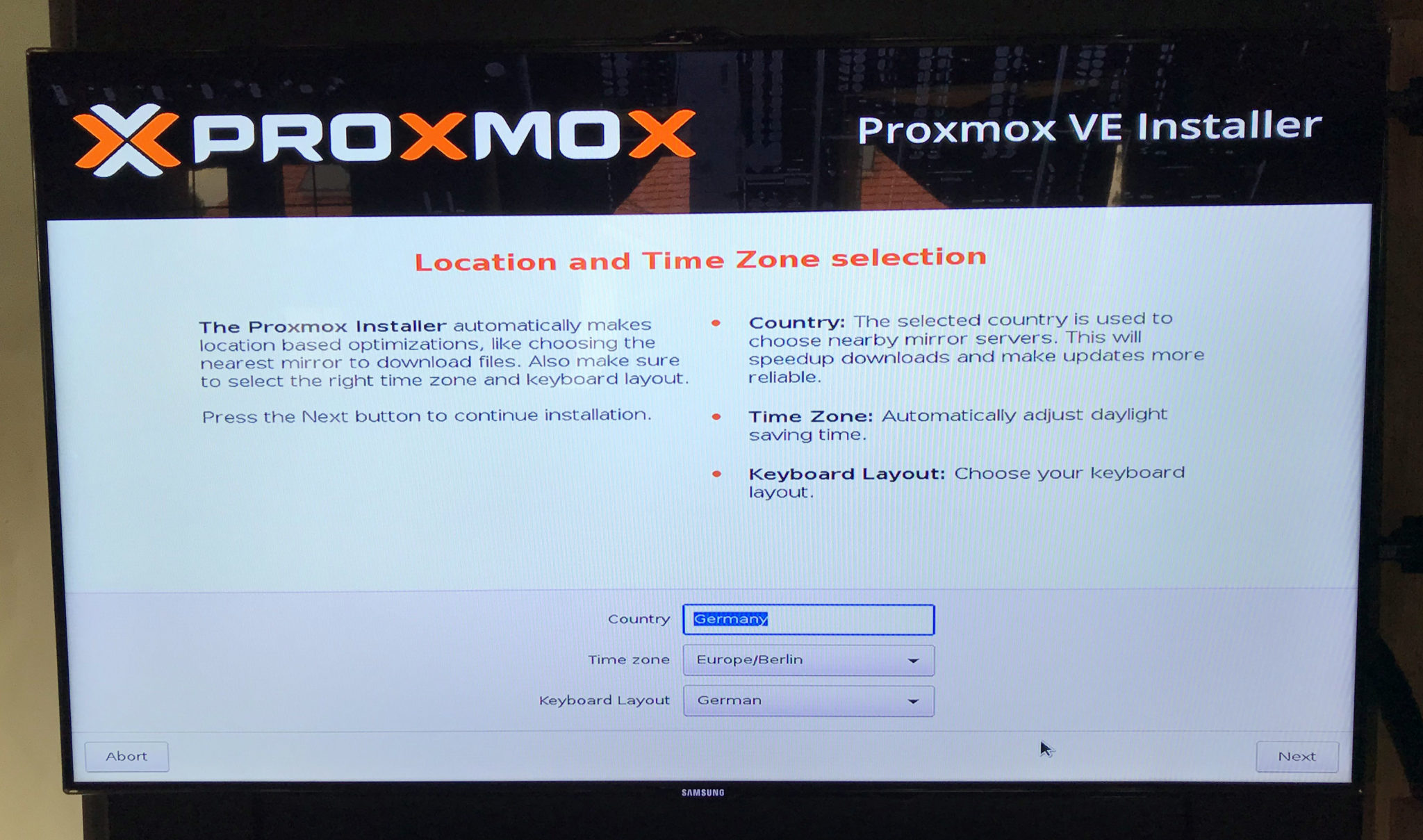 Auswahlbildschirm der Zeitzonen Einstellung von Proxmox VE Installer