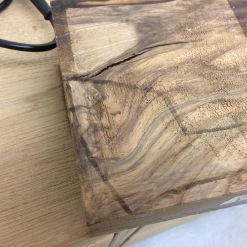 Holzblock mit grober Zeichnung