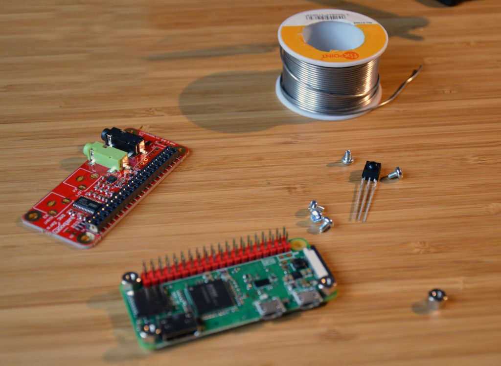 Raspberry Pi Zero W und Justboom Dac Soundkarte mit Lötzinn auf Schreibtisch